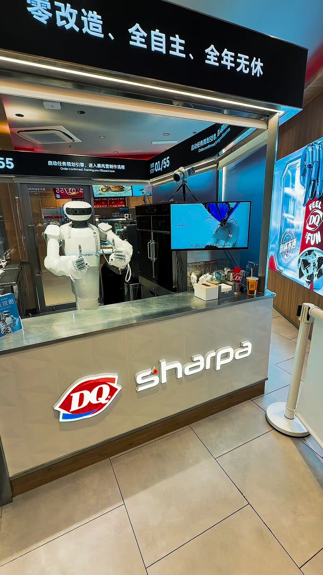上海吴江路DQ Blizzard & Burgers门店内的Sharpa人形机器人和冰淇淋设备