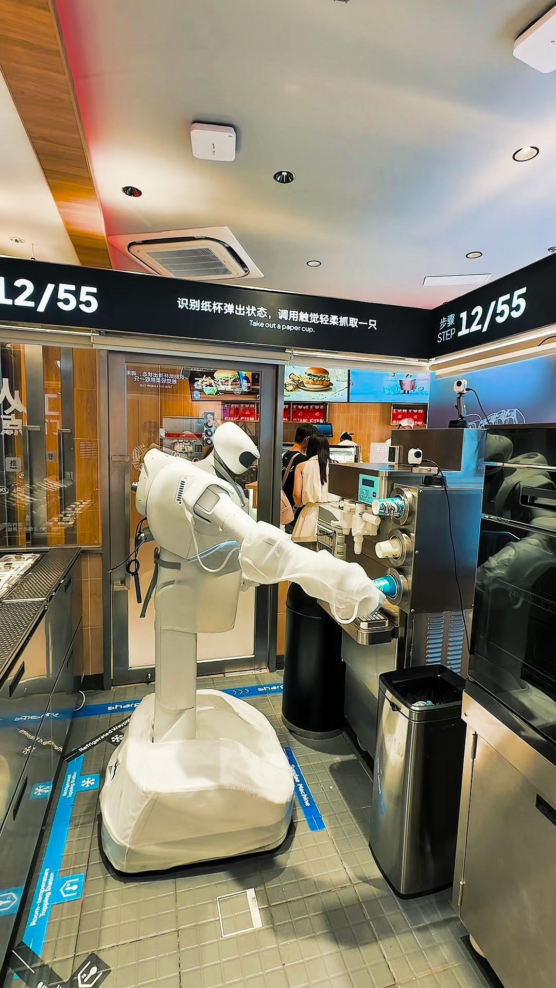 人形机器人伸手操作DQ门店冰淇淋设备